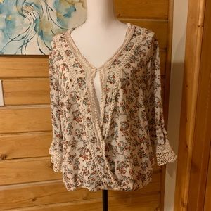 5/$20 💙 Peekaboo front blouse